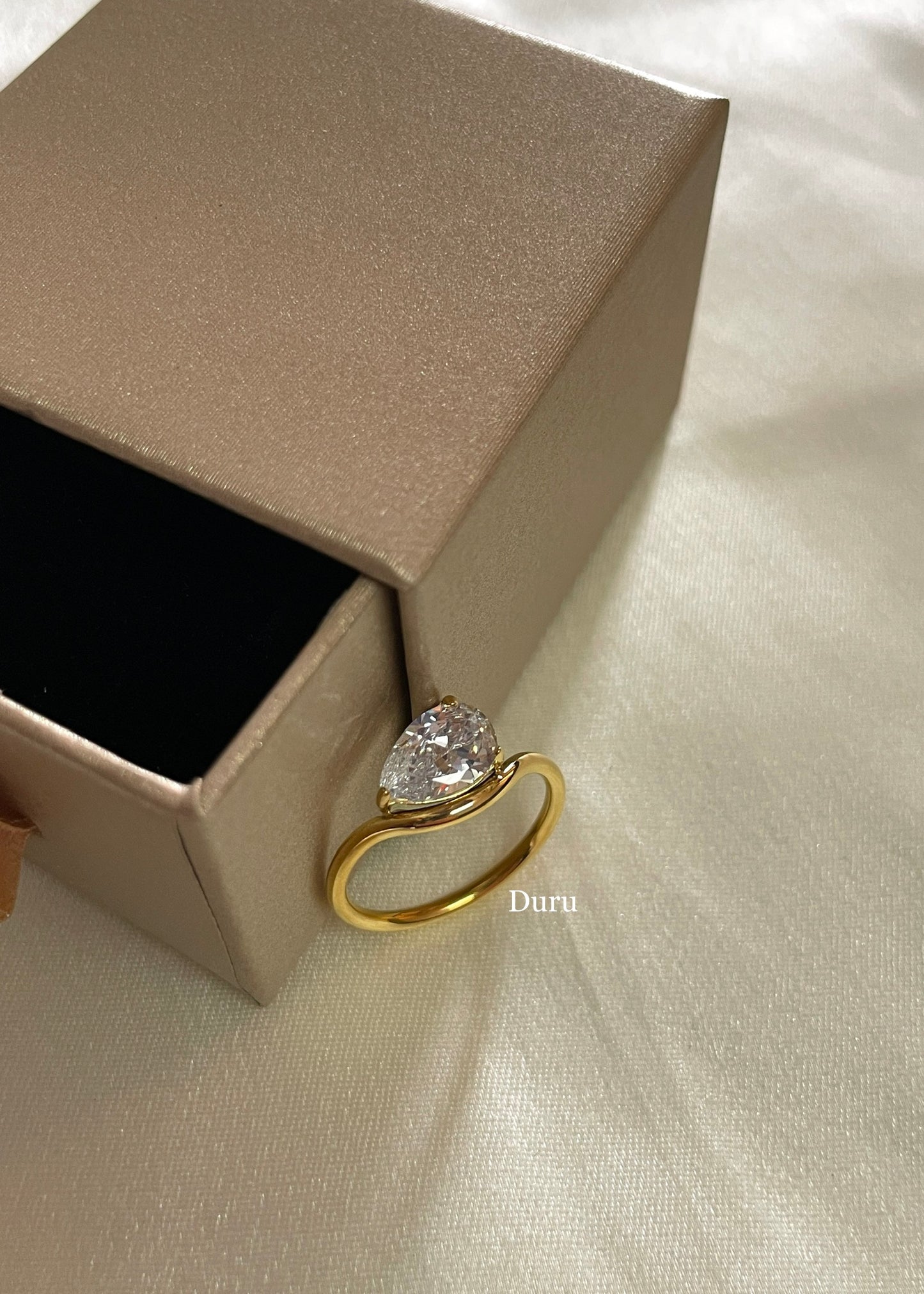 Raya solitaire ring