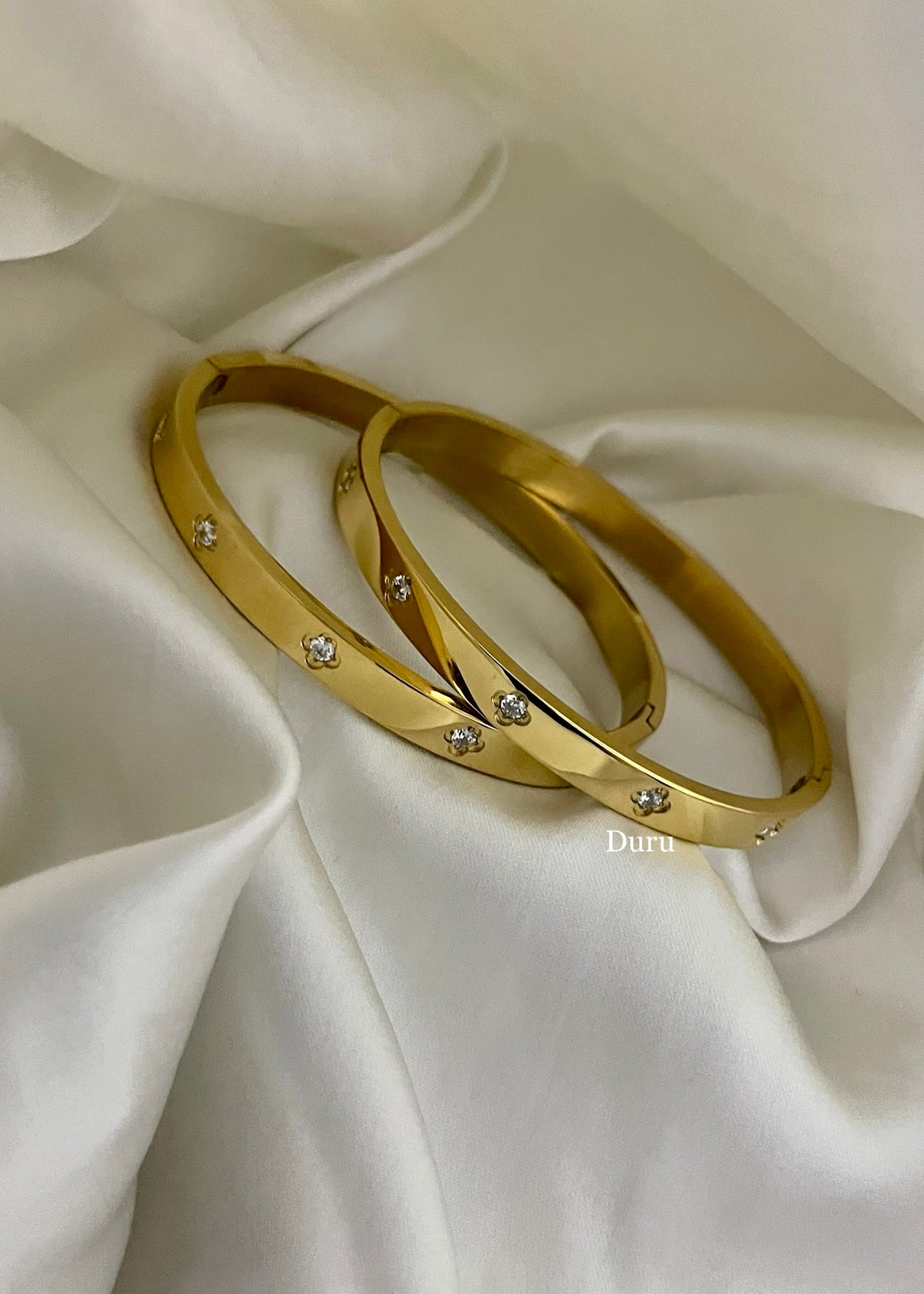 Clovia bracelet(Gold)