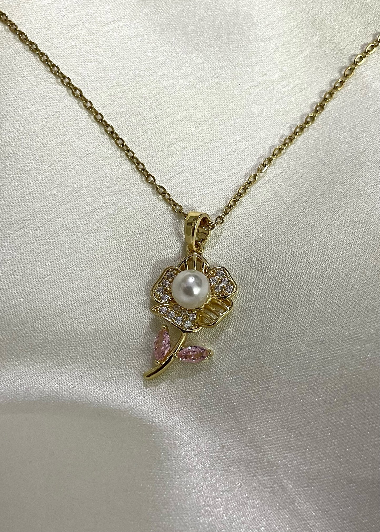Floral pearl necklace