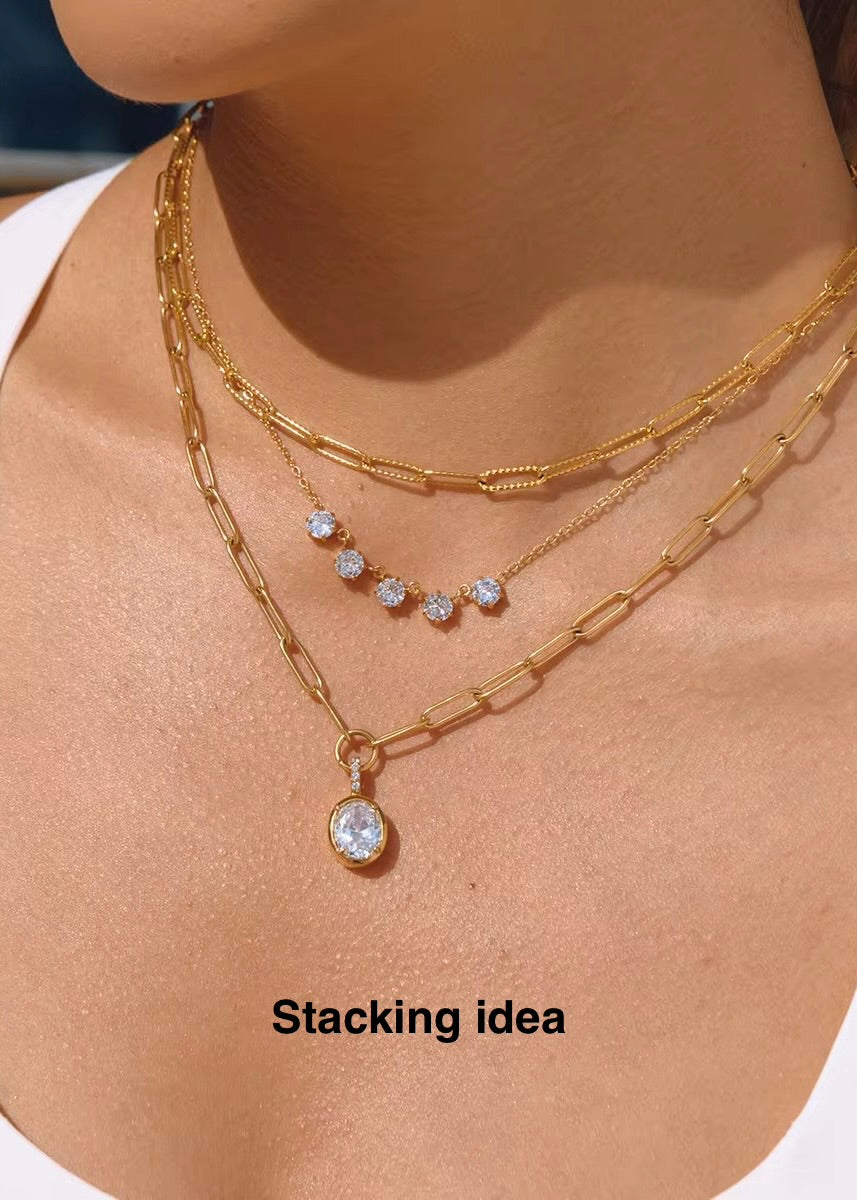 Solitaire muse necklace