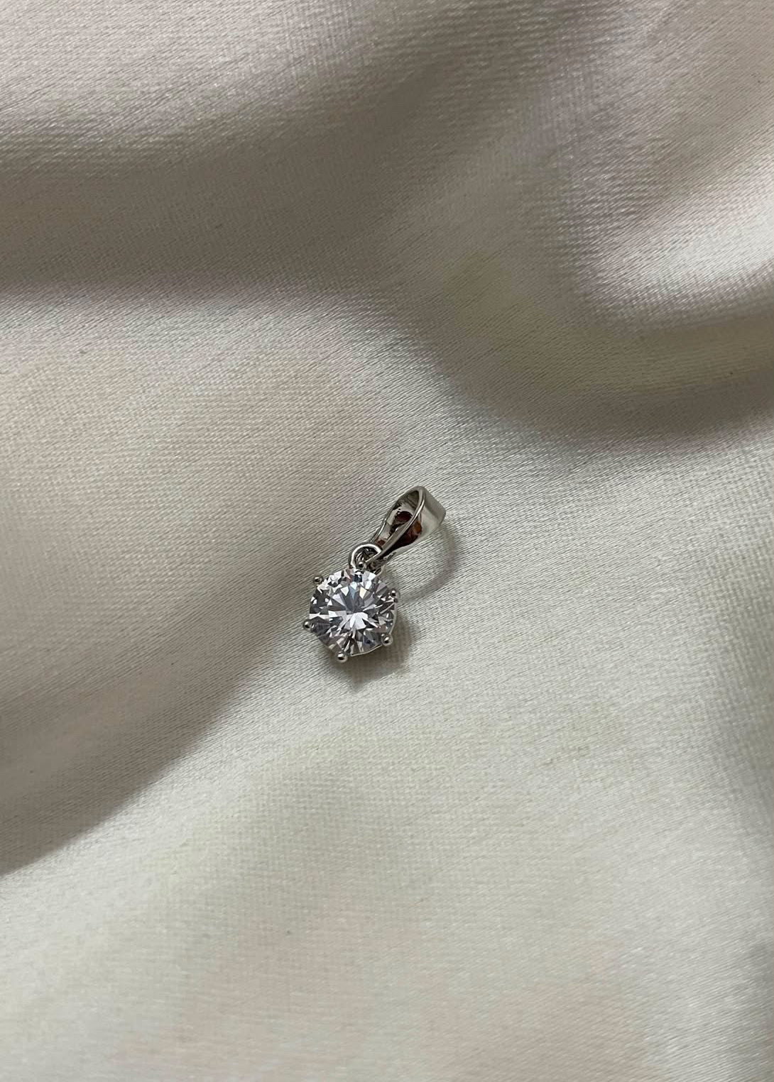Rida solitaire pendant