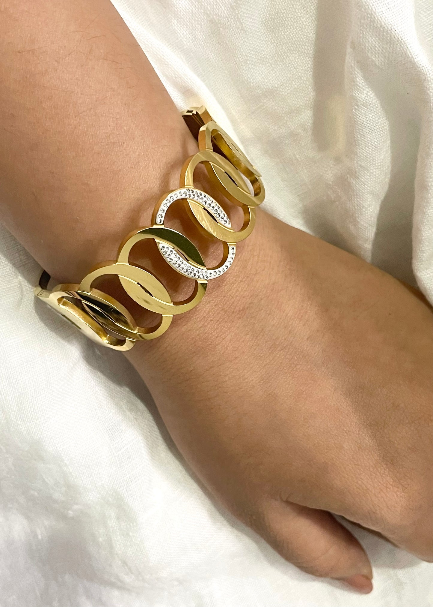 Oval glow bracelet