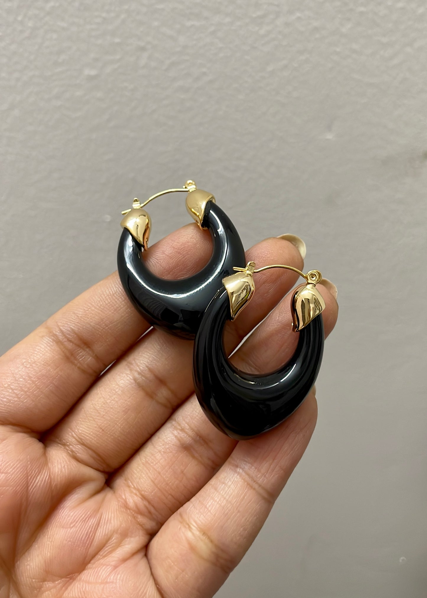 Onyx aura hoops