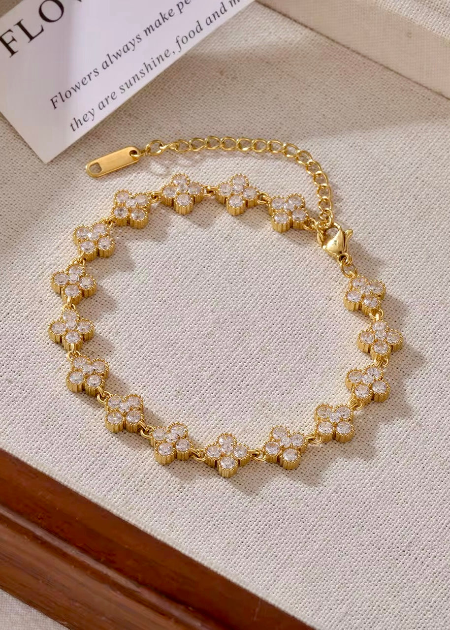 Glimmer clover bracelet