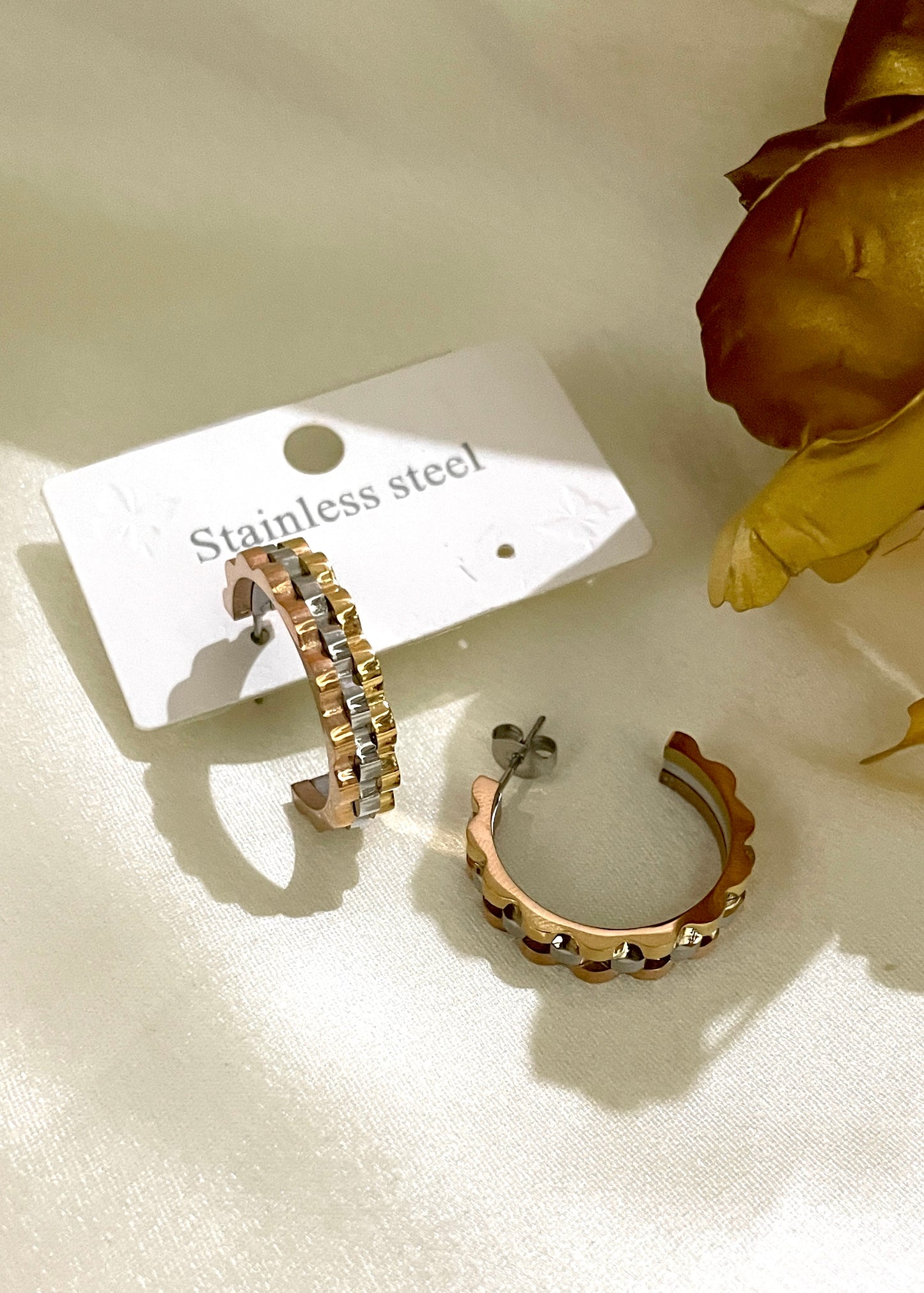 Tri-tone round hoops