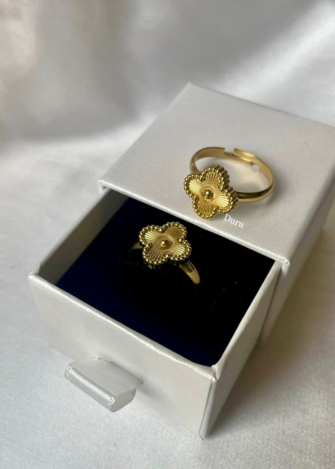 Gold clover ring