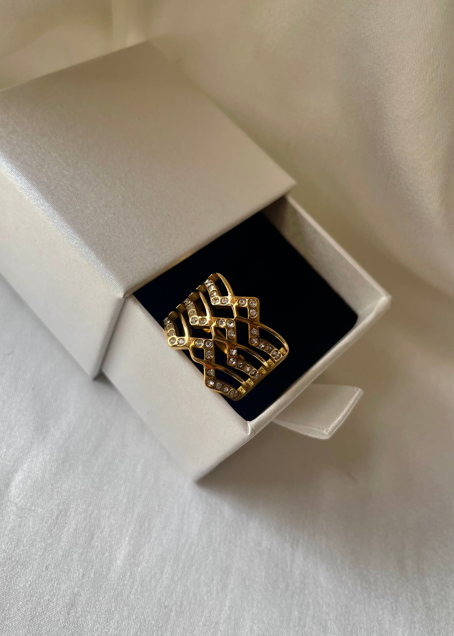 Curve ring