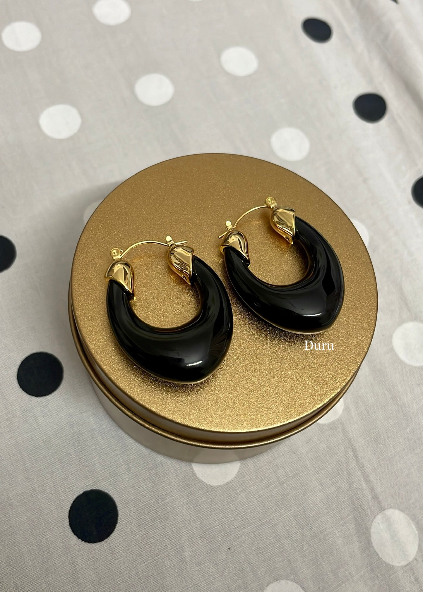 Onyx aura hoops