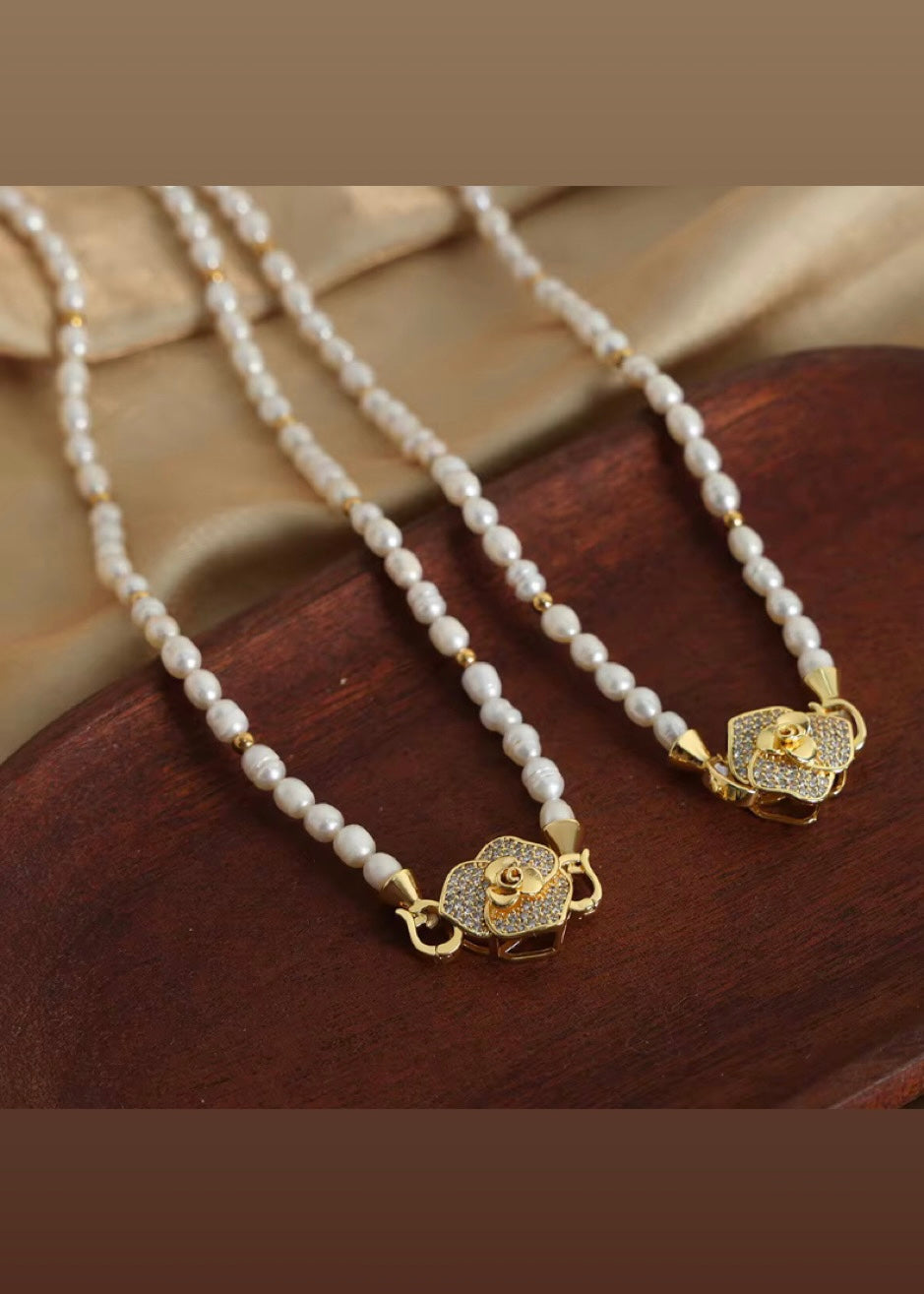 Rosaline pearls necklace
