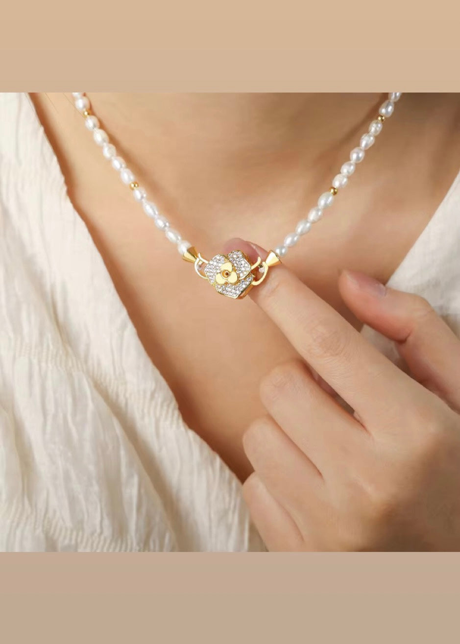 Rosaline pearls necklace