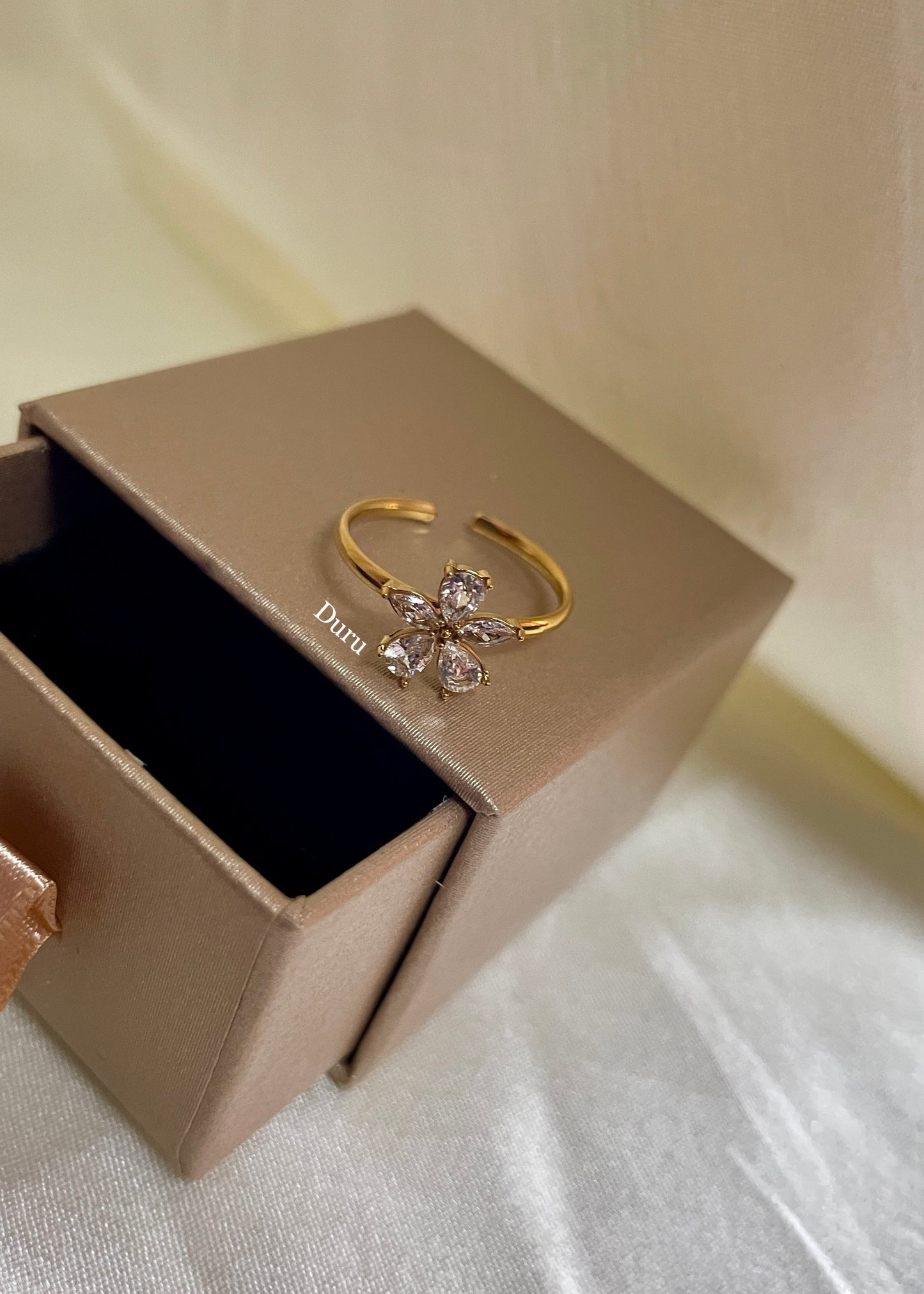 Floral solitaire ring