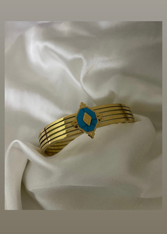 Turquoise crest bracelet