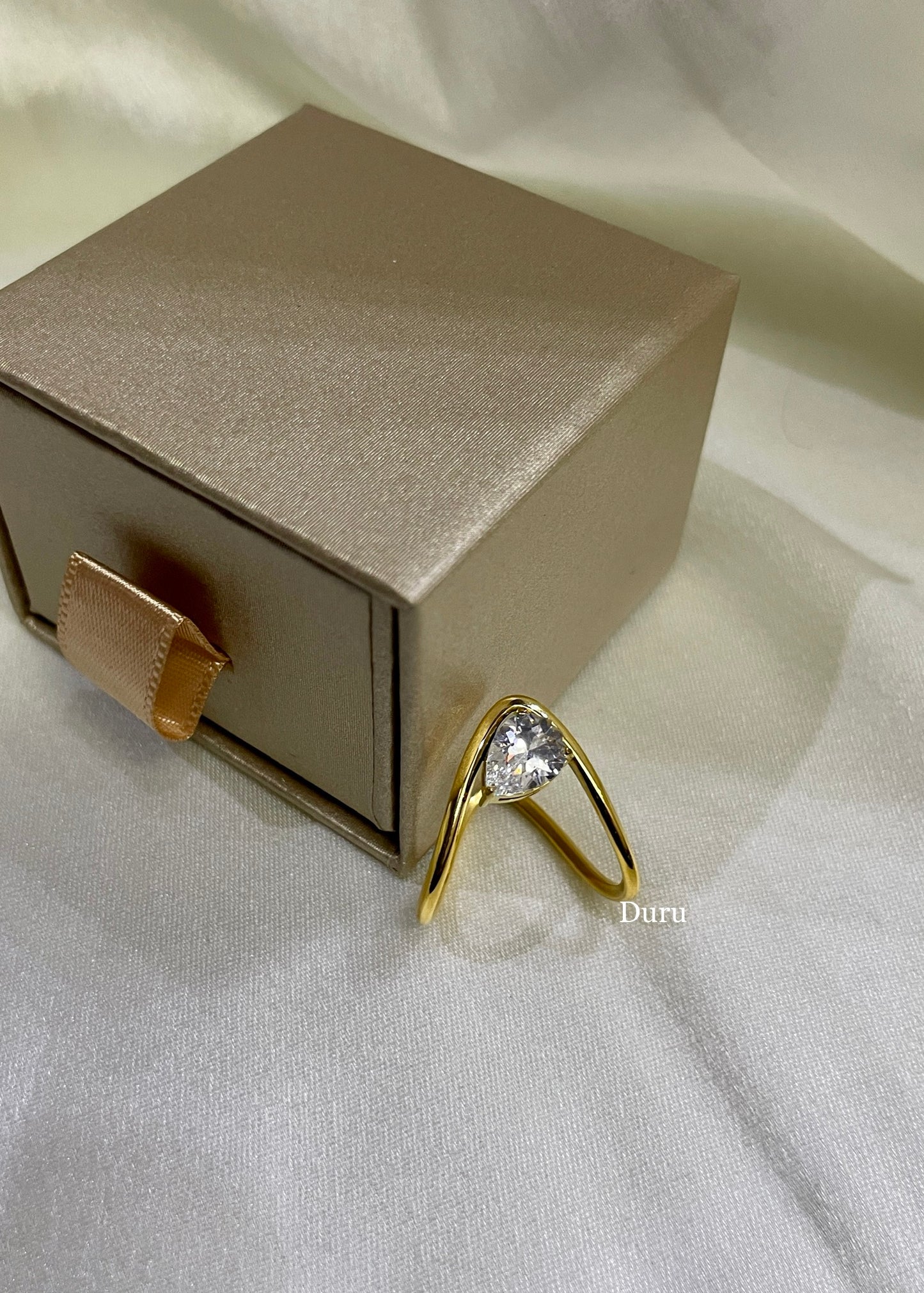 Solitaire V ring