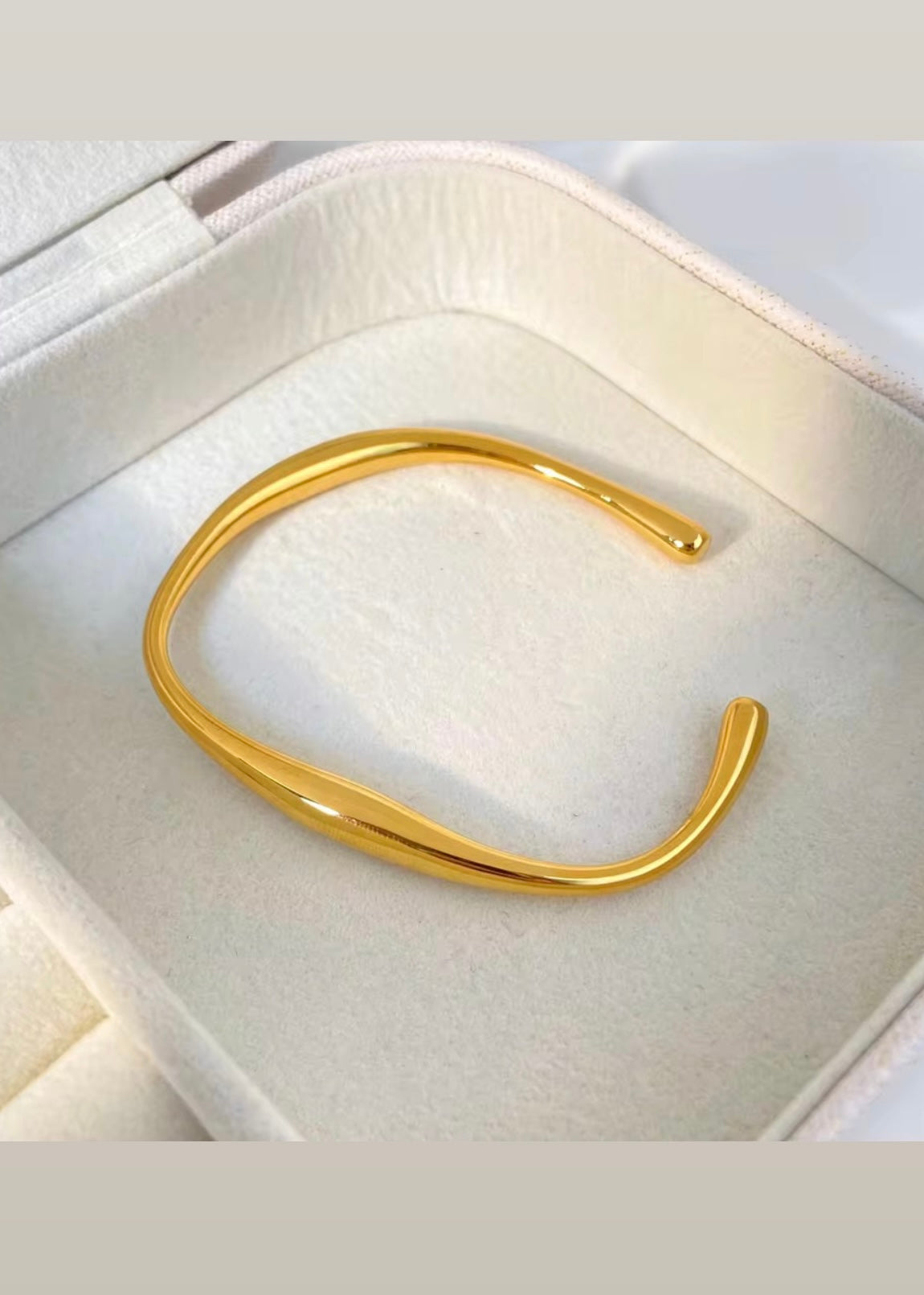 Gilded wave bracelet