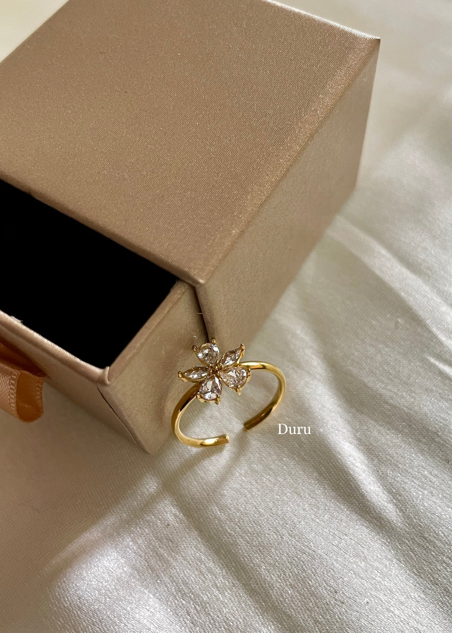 Floral solitaire ring