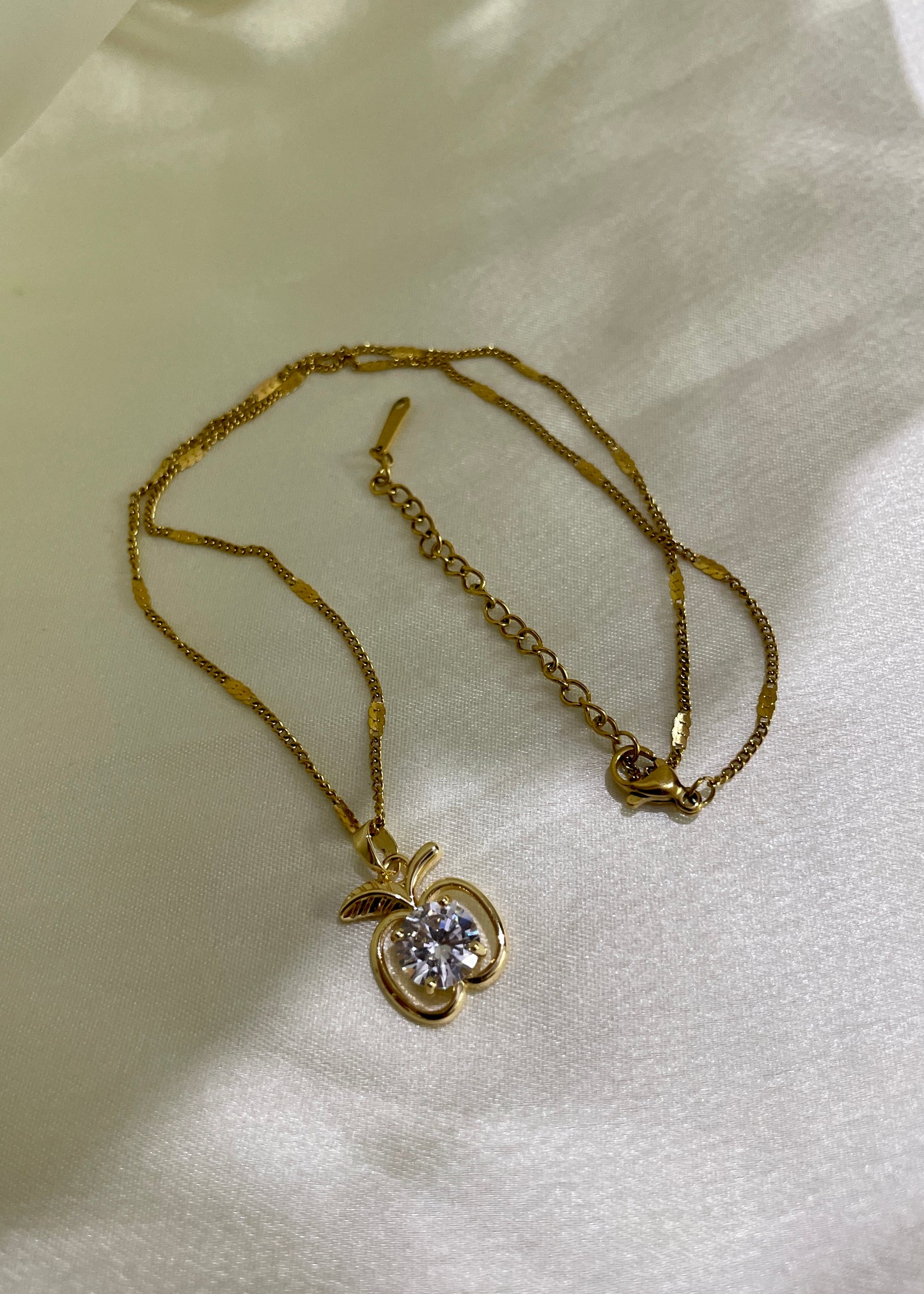 Solitaire apple necklace