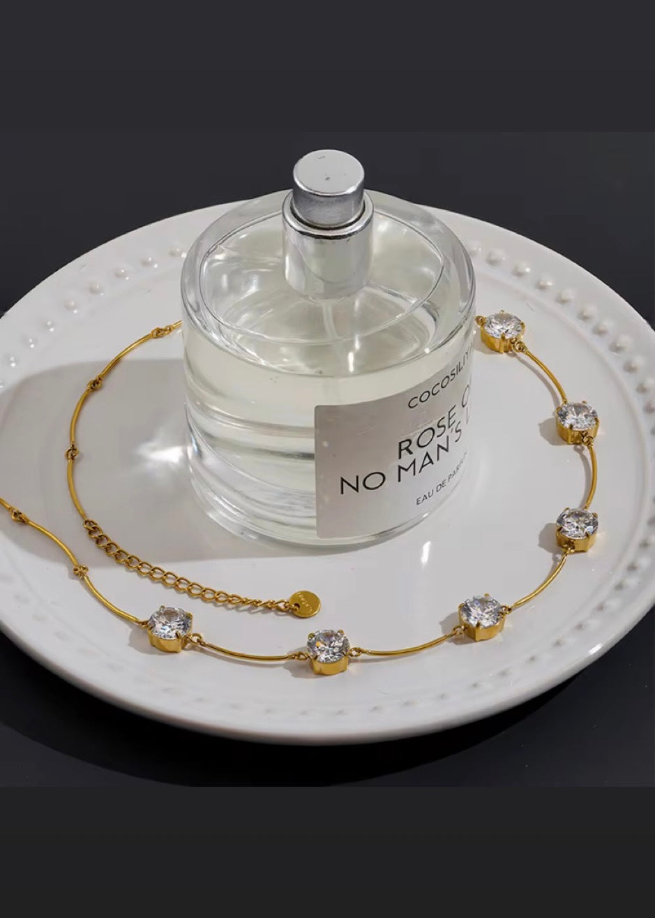 Floating solitaire necklace