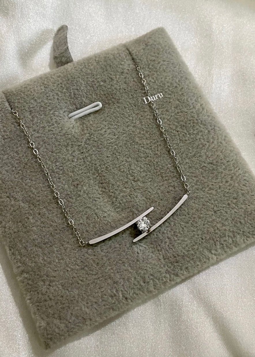 Rida solitaire necklace