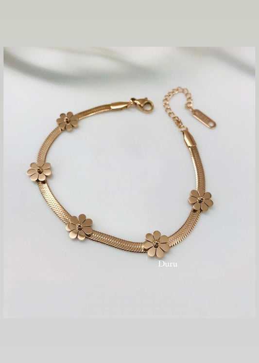 Daisy chain bracelet