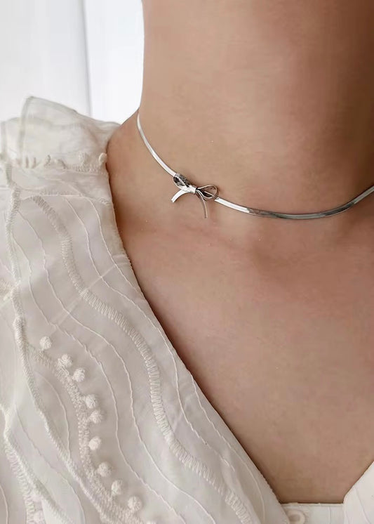 Silver bow necklace