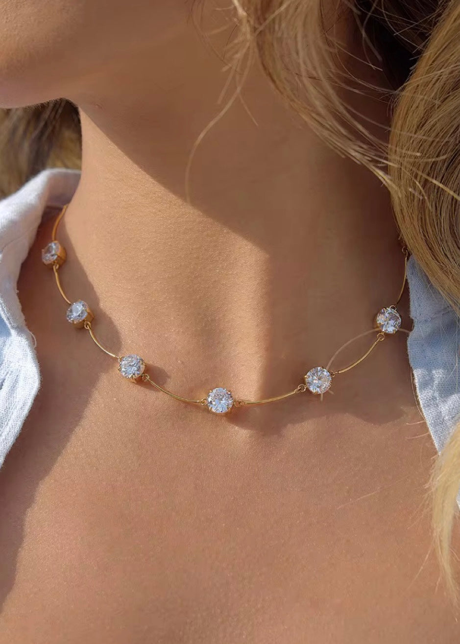 Floating solitaire necklace