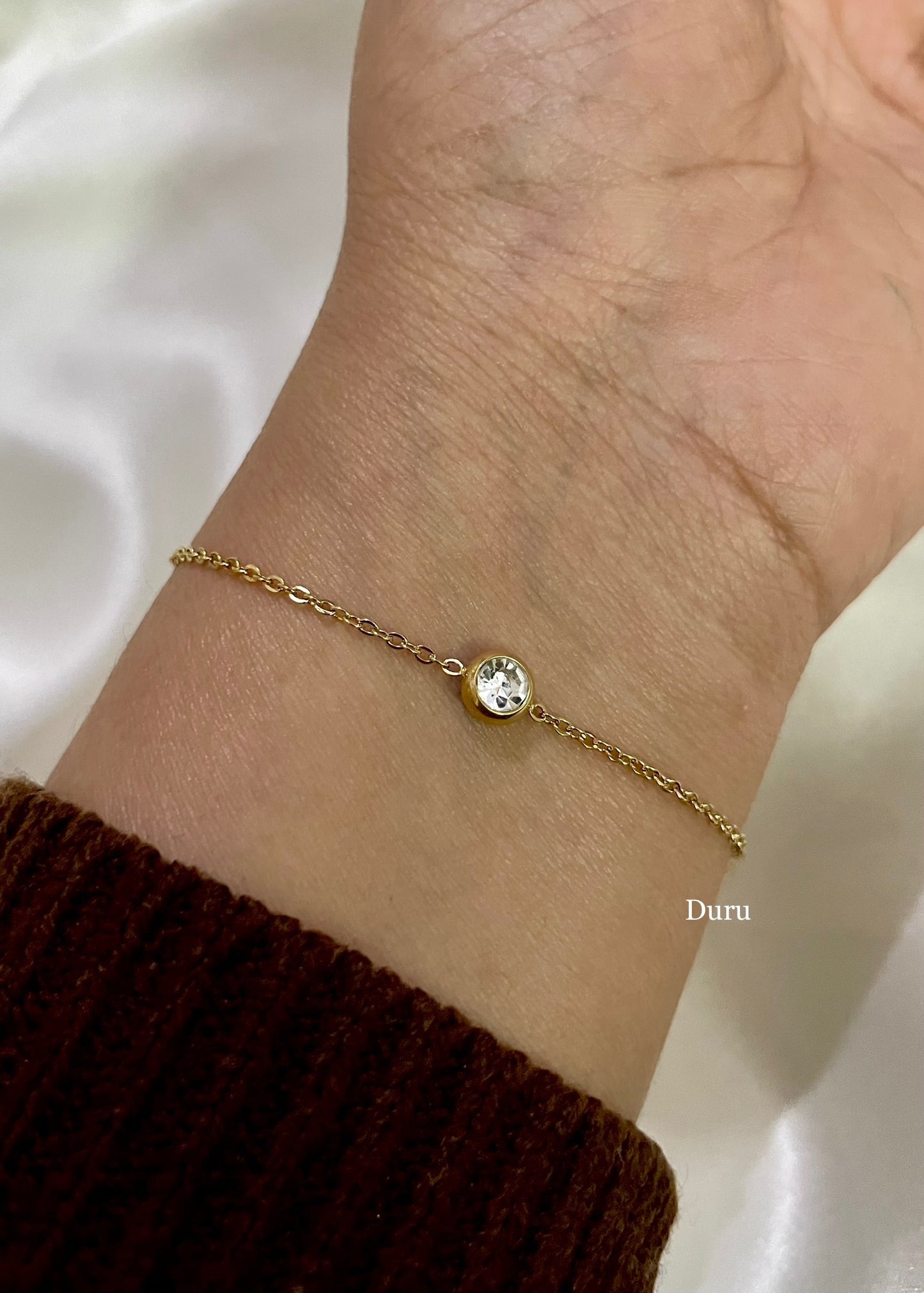 Round solitaire bracelet