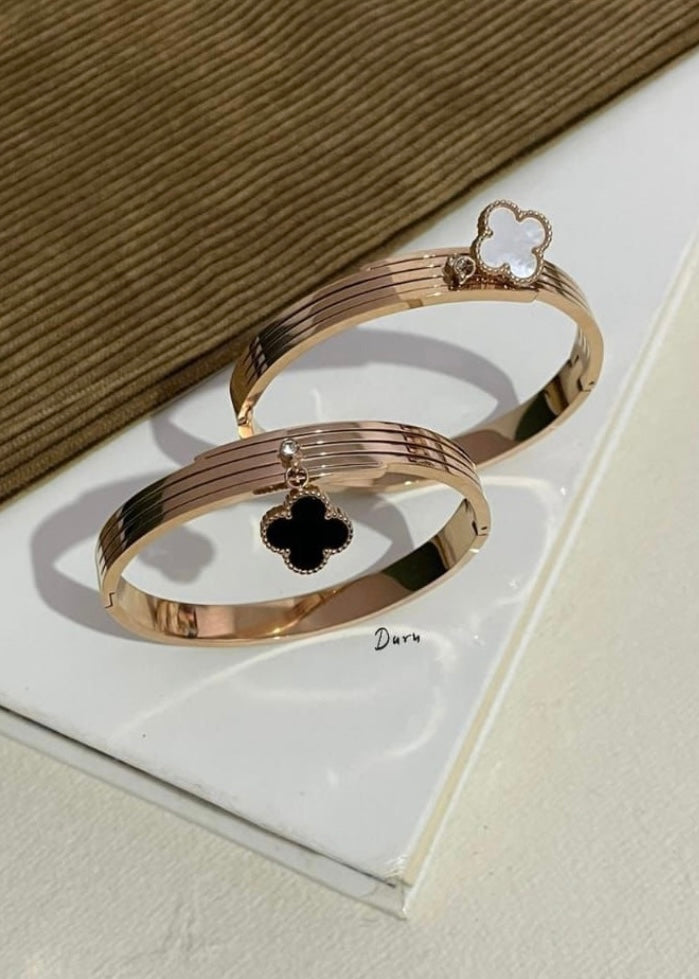 Reversible clover bracelet
