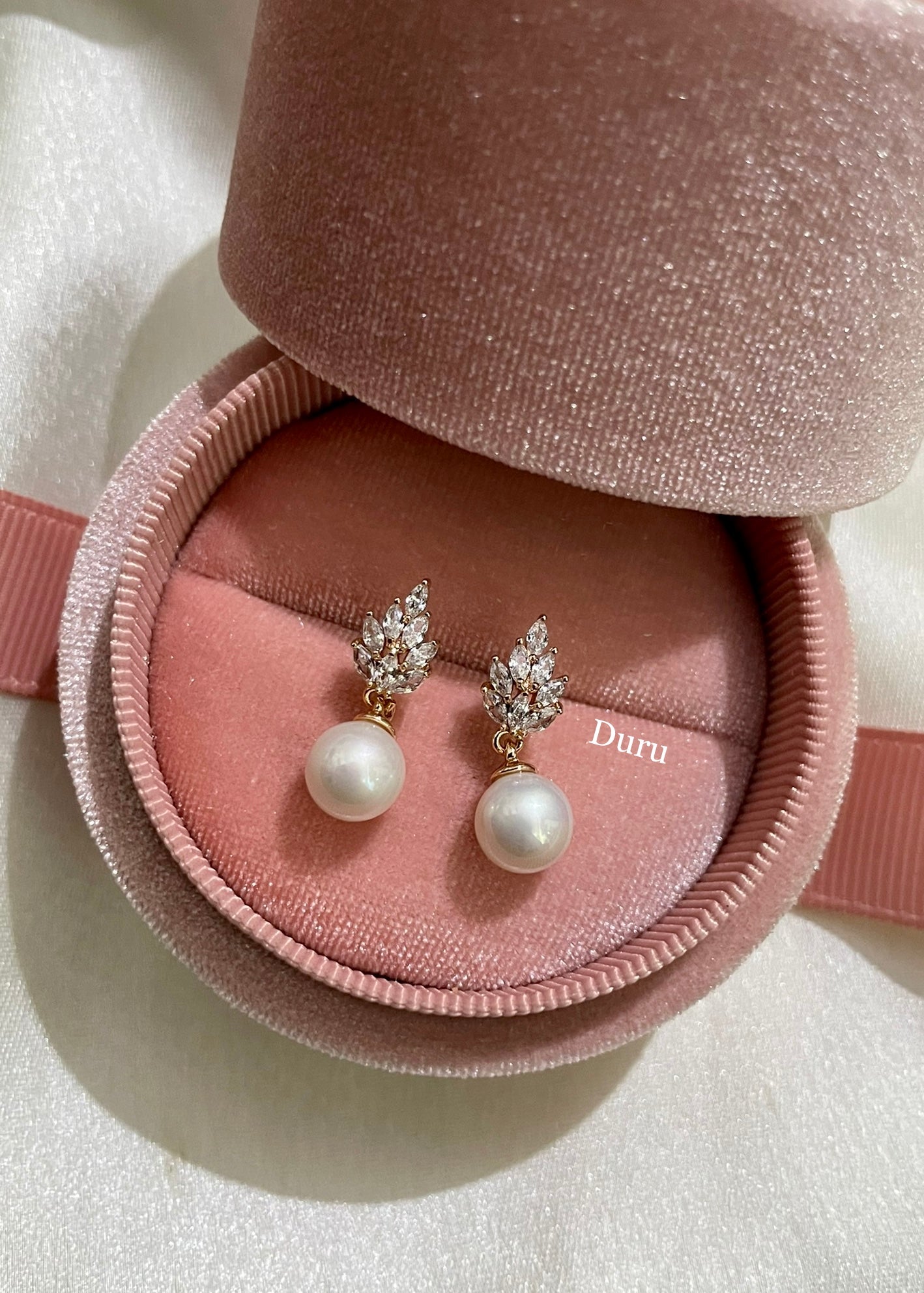Pearl glow earrings