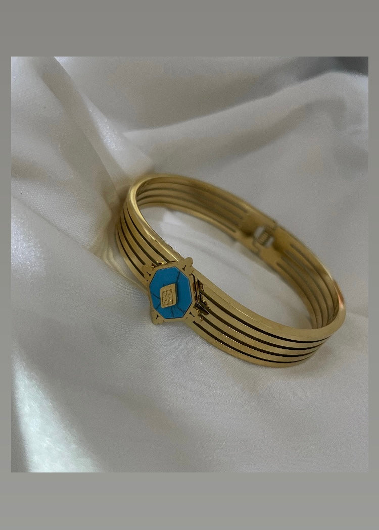 Turquoise crest bracelet