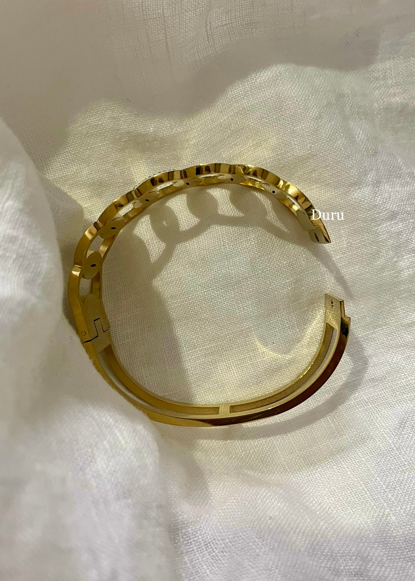 Oval glow bracelet