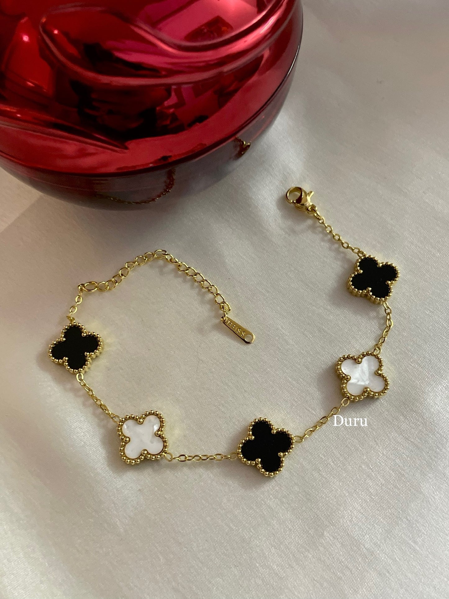 Reversible clover bracelet