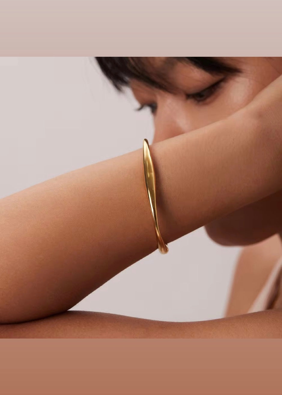 Gilded wave bracelet