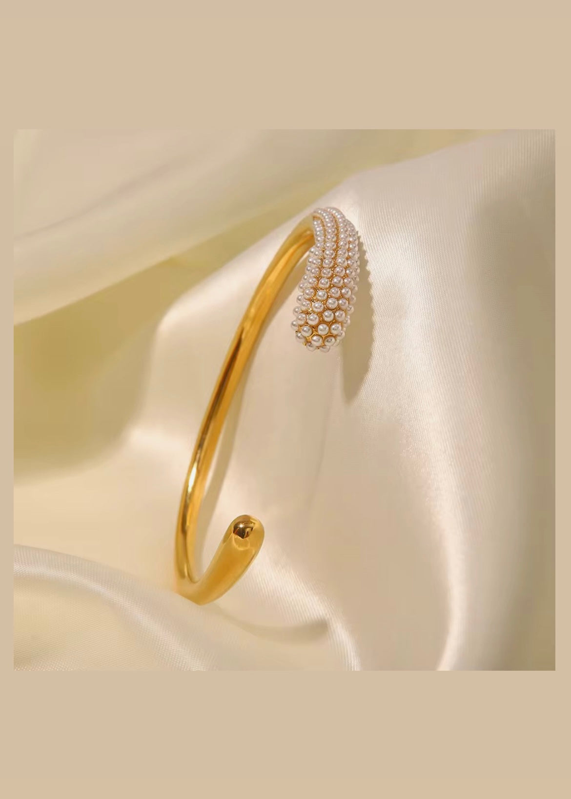 Pearls cuff bracelet