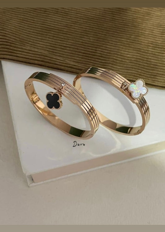 Reversible clover bracelet