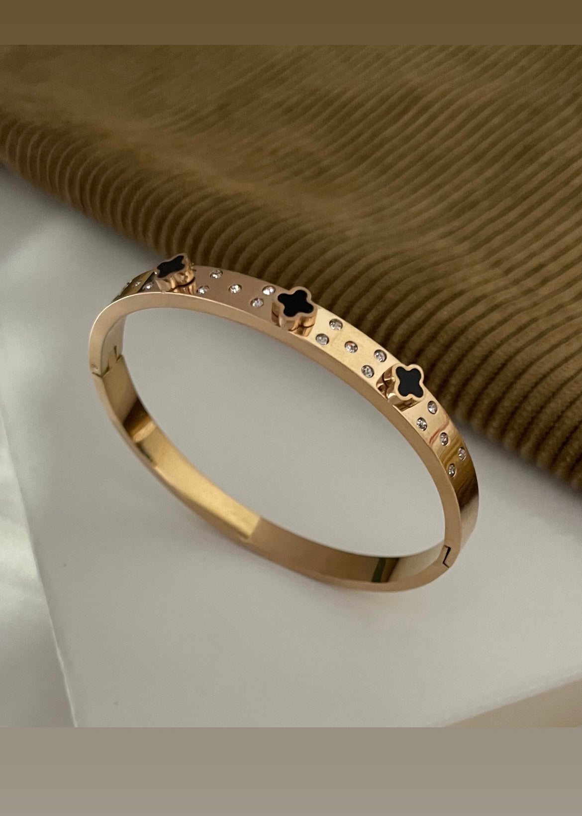 Clover glow bracelet