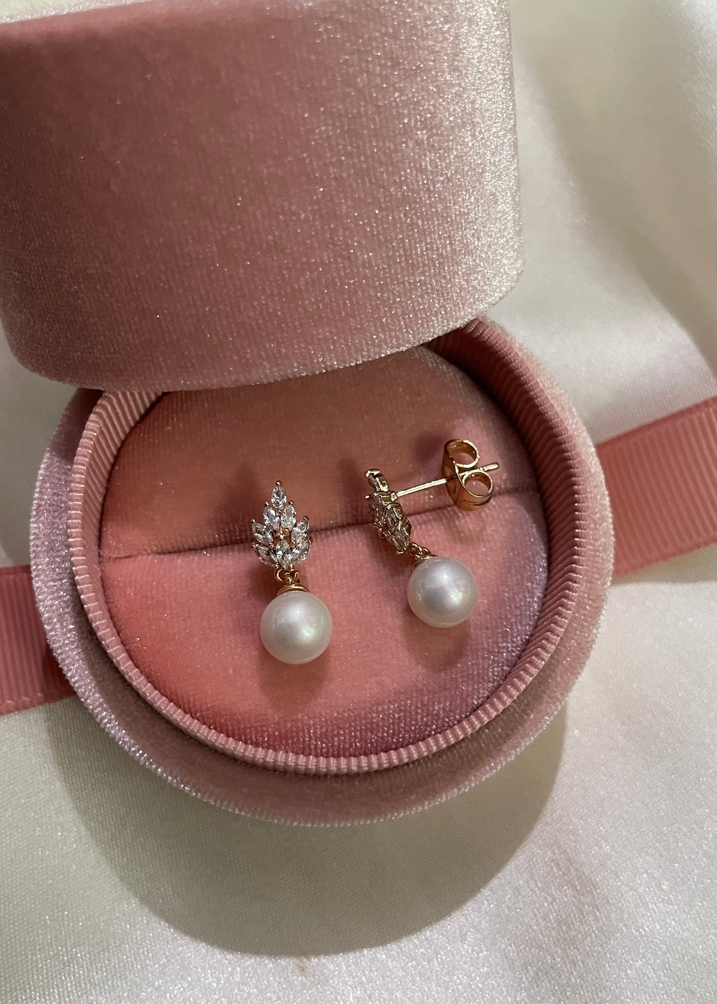Pearl glow earrings