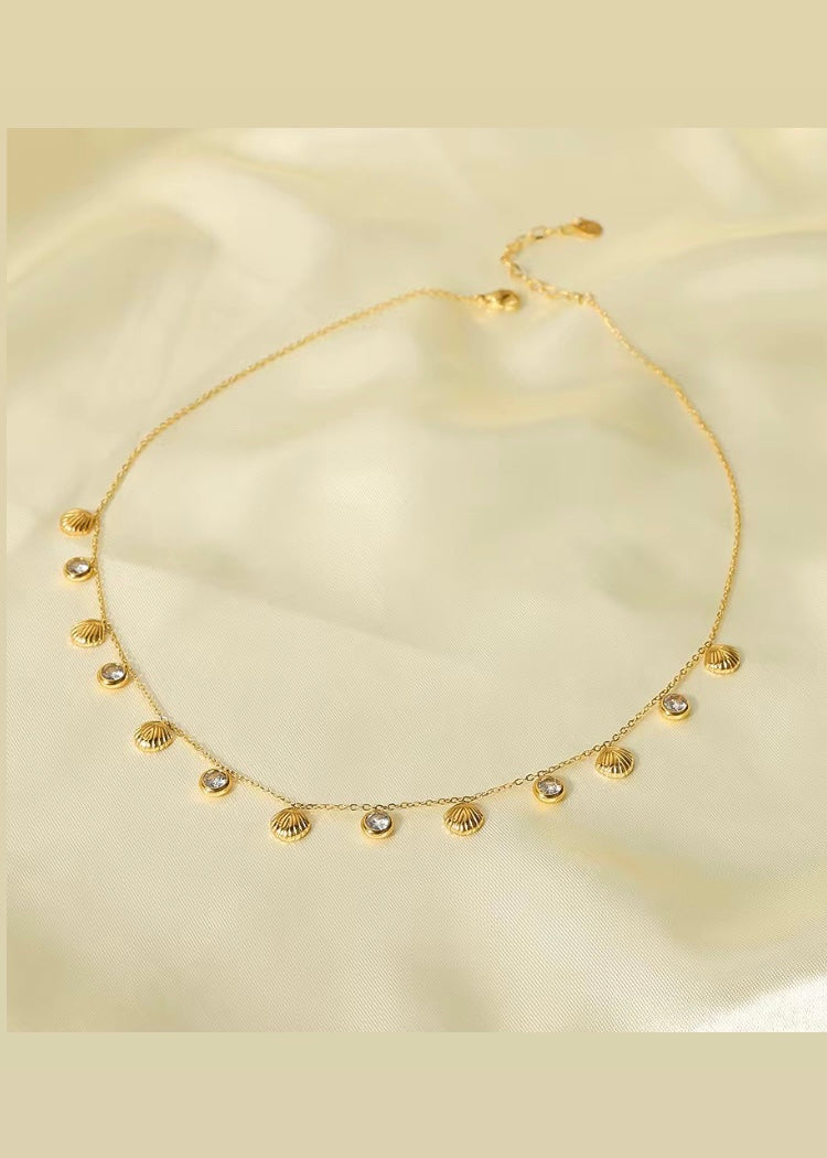 Solitaire shell necklace