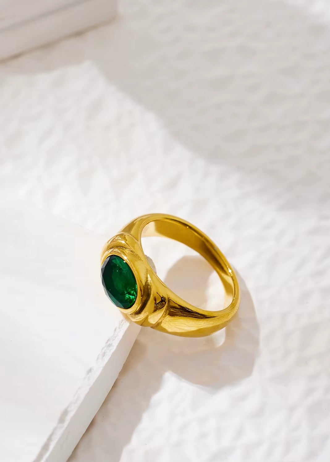 Emerald saga ring