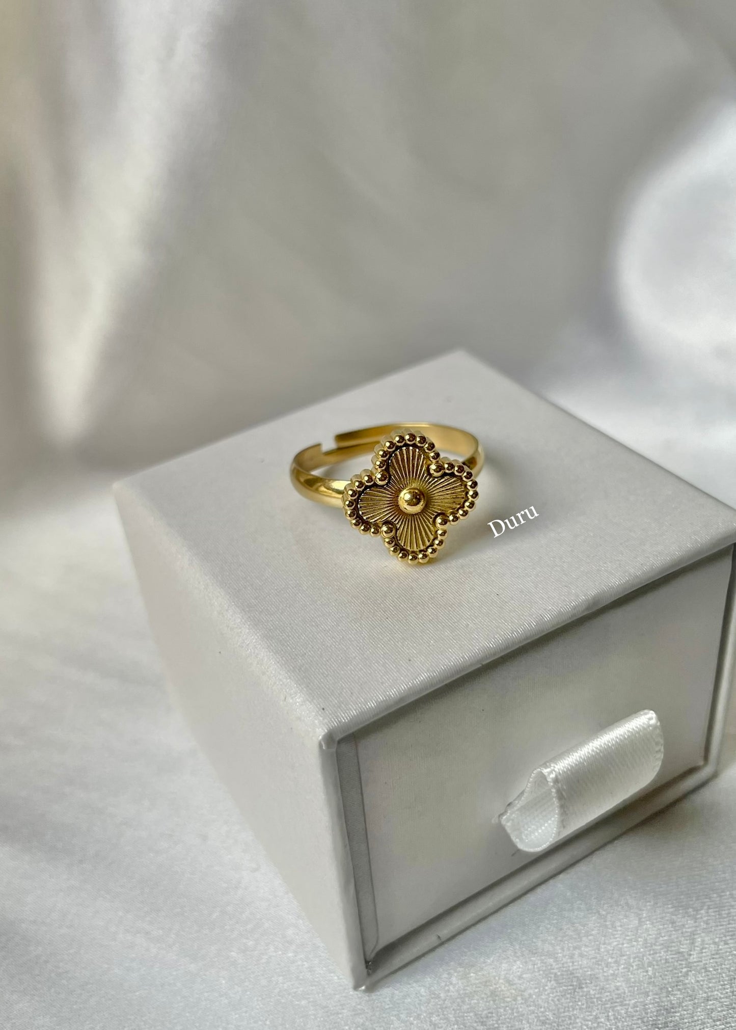 Gold clover ring