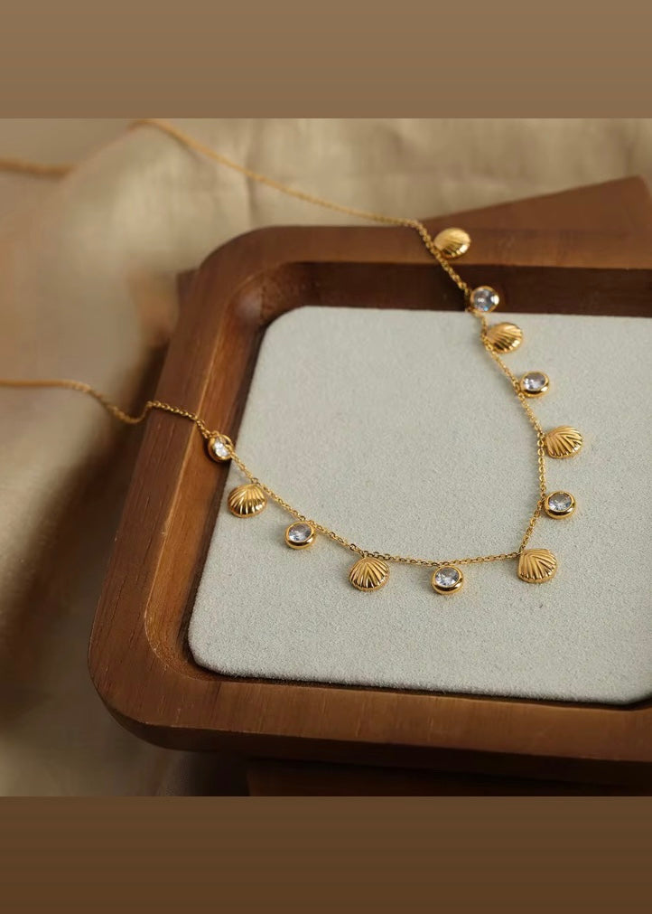 Solitaire shell necklace