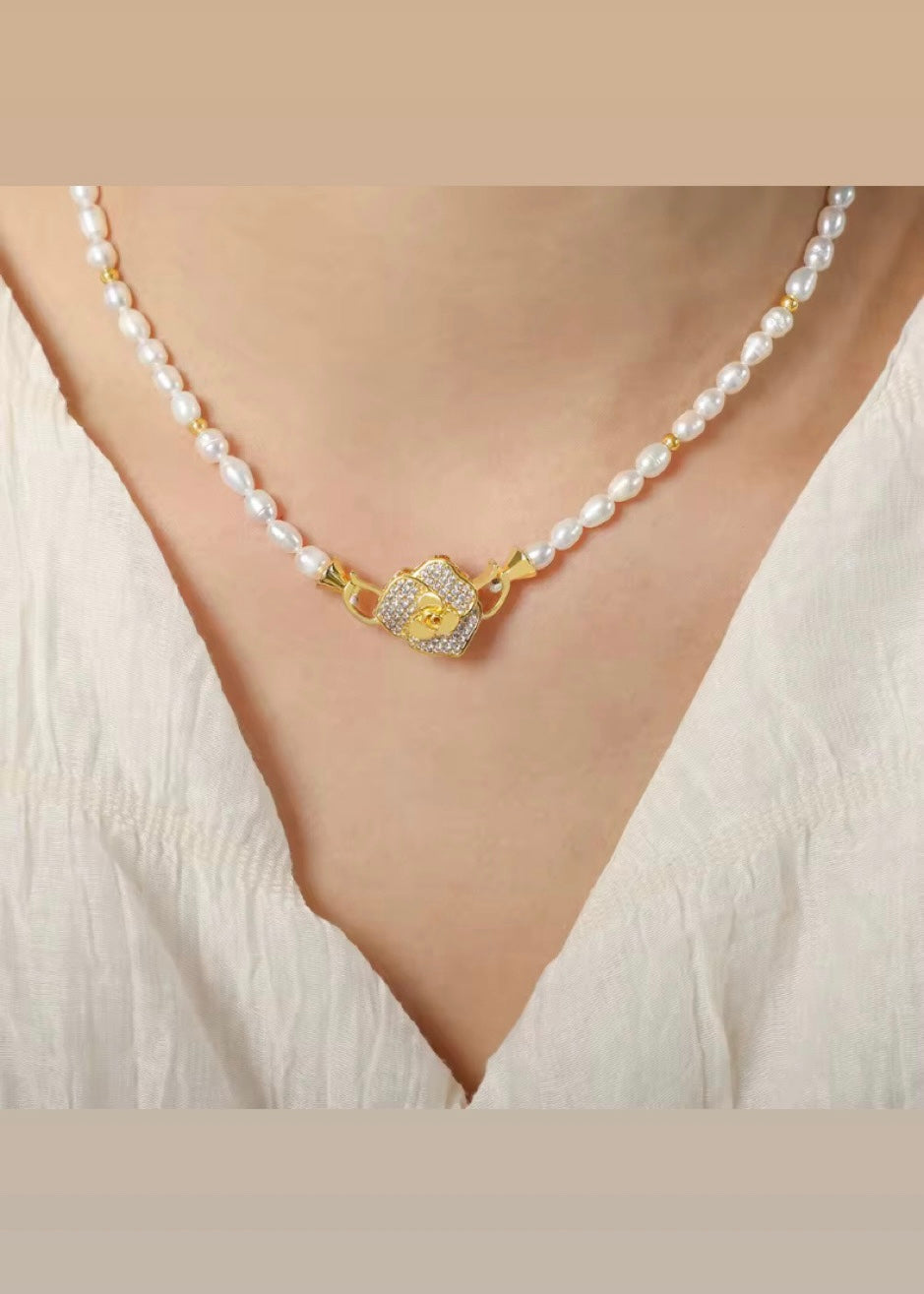 Rosaline pearls necklace