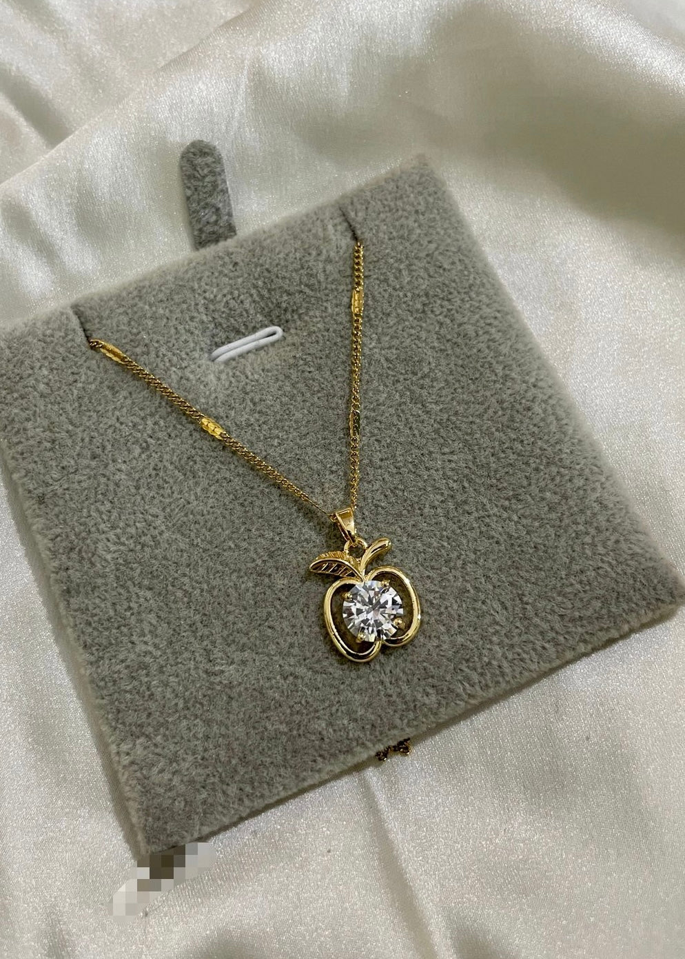 Solitaire apple necklace
