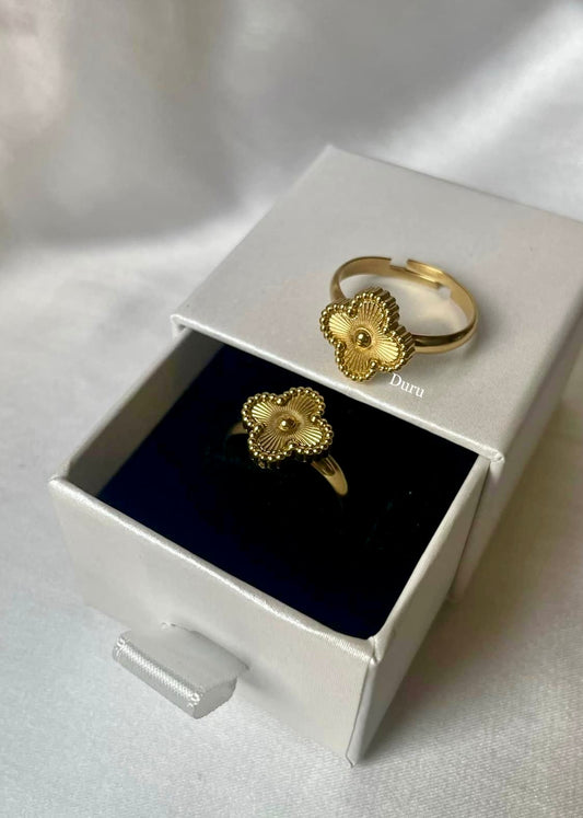 Gold clover ring