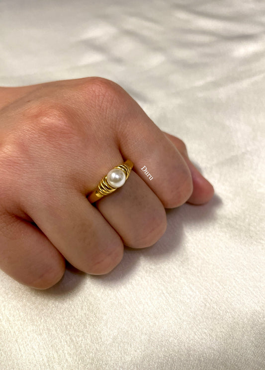 Timeless pearl ring