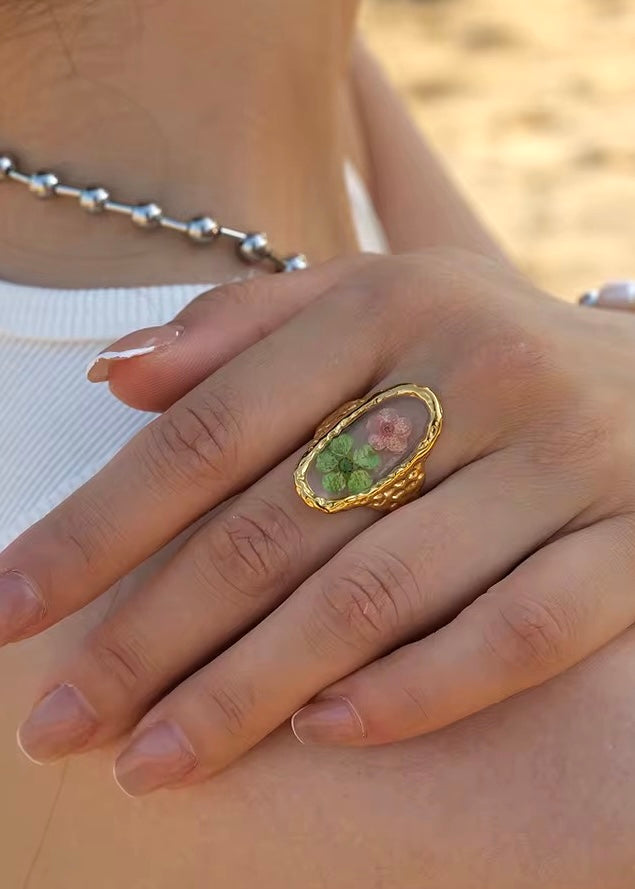 Plum gold ring