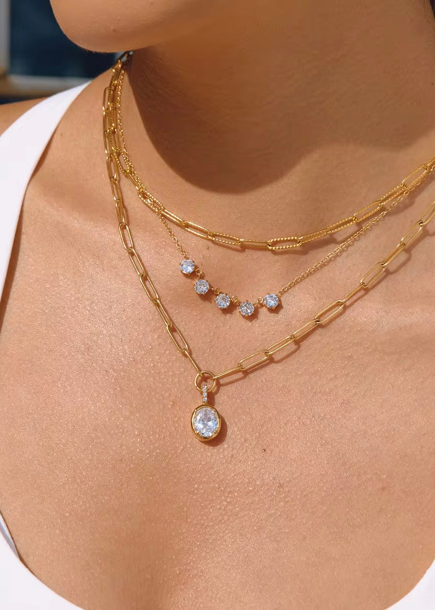Solitaire muse necklace
